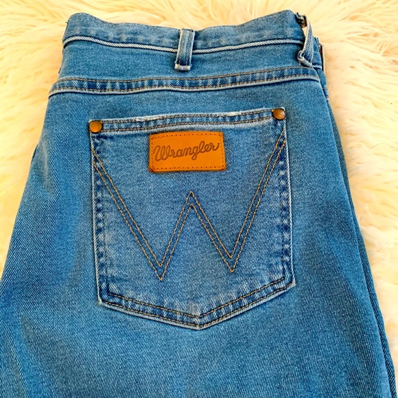 Women’s Wrangler Jeans - Picture 3 of 5